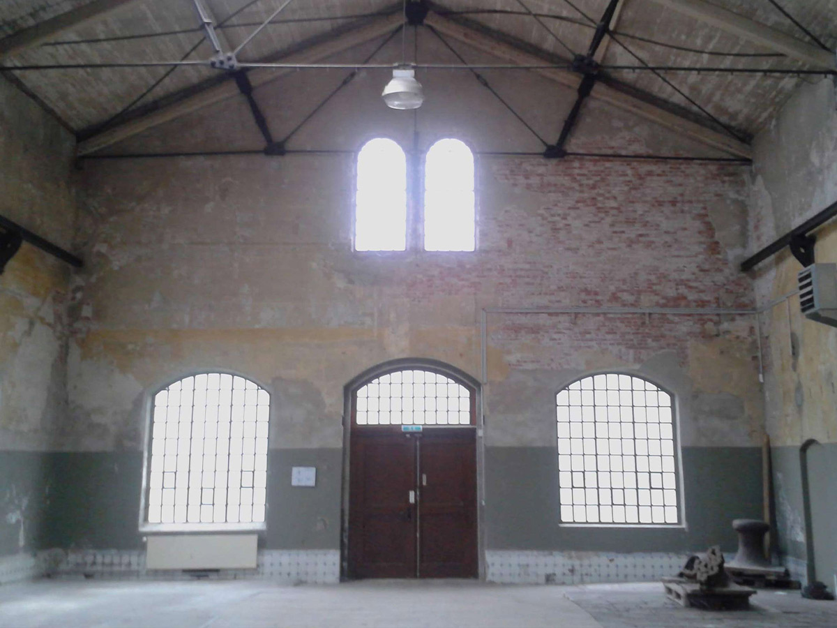 Große leere Halle für die Lieferungen